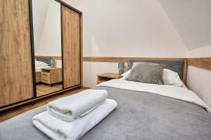 Un pat sau paturi într-o cameră la Pensjonat Hagi