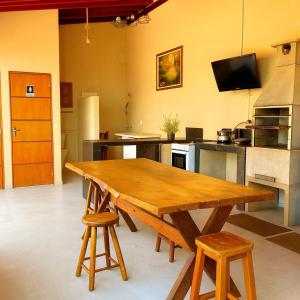 Kuchyň nebo kuchyňský kout v ubytování SUÍTES PRIVATIVA em Brotas -