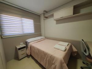 Giường trong phòng chung tại Apto novo 2 quartos 2 banheiros garagem e varanda