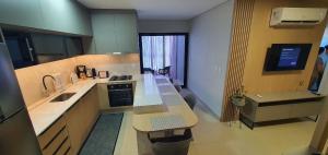 Nhà bếp/bếp nhỏ tại Apto novo 2 quartos 2 banheiros garagem e varanda