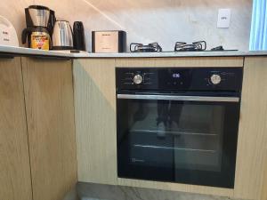 Nhà bếp/bếp nhỏ tại Apto novo 2 quartos 2 banheiros garagem e varanda +33 ảnh