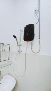 un baño con ducha y lavabo en Humairah Homestay - New House Near Bandar Temerloh, en Temerloh