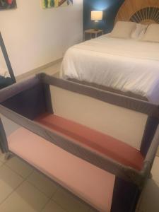 Ένα ή περισσότερα κρεβάτια σε δωμάτιο στο en baie du mont saint Miche Proche bord de mer