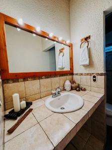 Koupelna v ubytování Loma de Atitlan Wellness Retreat Stays including Meals and Classes