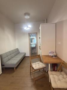 Storks apartments في كورينوس: غرفة معيشة بها أريكة وطاولة