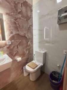 Storks apartments في كورينوس: حمام مع مرحاض أبيض ومغسلة