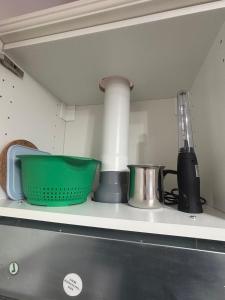 Storks apartments في كورينوس: طاولة مطبخ عليها وعاء أخضر على رف +6 صور