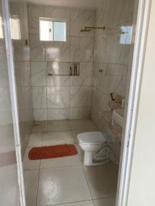 カモシンにあるapartamento Aconchego 1のシャワー、トイレ、洗面台を備えたバスルーム