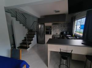 Nhà bếp/bếp nhỏ tại Sobrado 3 Condomínio Sobre as Ondas, 4min a pe da Praia +7 ảnh