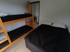 een kamer met twee stapelbedden in een kamer bij Sobrado 3 Condomínio Sobre as Ondas, 4min a pe da Praia in Guaratuba