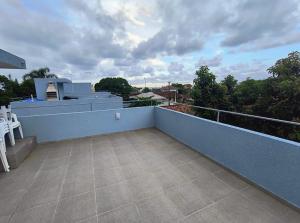 een balkon met uitzicht op een huis bij Sobrado 3 Condomínio Sobre as Ondas, 4min a pe da Praia in Guaratuba