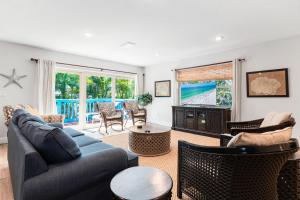een woonkamer met een blauwe bank en stoelen bij Blue Ocean Suites by Beachside Management in Siesta Key