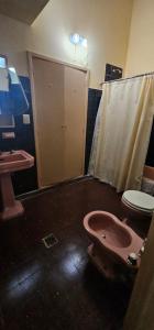 un bagno con un water e un lavandino di Gualeguay Centro a Gualeguay