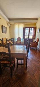una sala da pranzo con tavolo e sedie in legno di Gualeguay Centro a Gualeguay