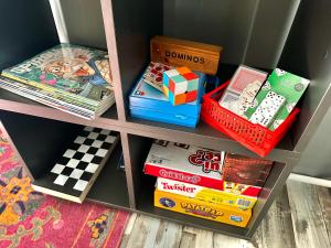 a book shelf filled with lots of books at Séjour insolite dans un Container aménagé à Berck avec Borne d'arcade et Babyfoot in Berck-sur-Mer