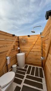 O baie la Infinity Camp