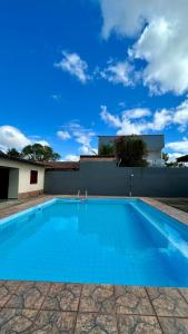 Residencial Paraviana-Casa Piscina في بوا فيستا: بركة سباحة زرقاء مع سماء زرقاء في الخلفية