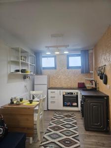een keuken met een tafel en een keuken met een fornuis bij East apartment in Tecuci +4 foto's