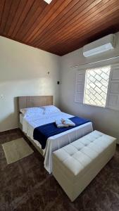 Residencial Paraviana-Casa Piscina في بوا فيستا: غرفة نوم بسرير كبير ونافذة