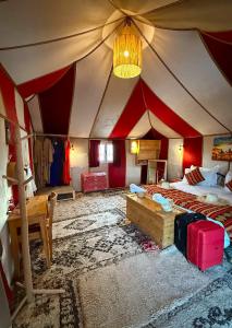 Postel nebo postele na pokoji v ubytování Merzouga Unique Camp