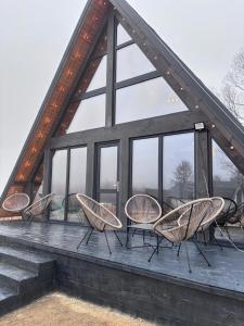 un gruppo di sedie in cima a una casa di Transilvania Chalet a Zărneşti