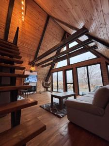 un soggiorno con un divano e un tavolo di Transilvania Chalet a Zărneşti