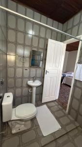 Residencial Paraviana-Casa Piscina في بوا فيستا: حمام مع مرحاض ومغسلة