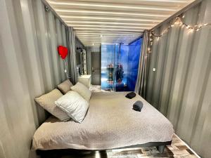 Кровать или кровати в номере Séjour insolite dans un container aménagé à Berck +28 фотографий