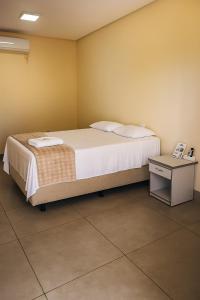 um quarto com uma cama grande e uma mesa em Pousada do Andrade em Ponta Porã mais 13 fotografias