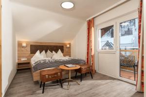 Postel nebo postele na pokoji v ubytování Erlys Cityhotel