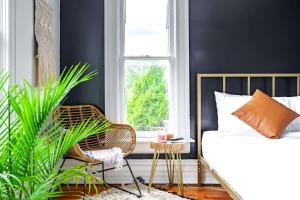 Кровать или кровати в номере Jungle Fever by Jungle House Walk to High Street Near Convention Center OSU & Nationwide Arena Downtown & Short North 5 800 Reviews Private Parking +61 фотография