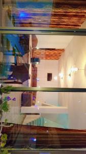 een uitzicht op een kamer door een glazen raam bij Happy farm in Umm Jawzah