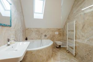 Et badeværelse på Apartmány FRANZ + 86 billeder