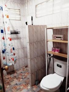 ein Badezimmer mit Toilette und Dusche in der Unterkunft Little Shark bungalow in Ban Bang Bao
