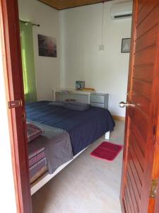 ein kleines Schlafzimmer mit einem Bett und einem Schreibtisch in der Unterkunft Little Shark bungalow in Ban Bang Bao