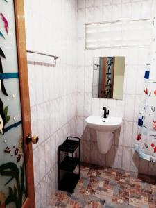 ein Badezimmer mit Waschbecken, Toilette und Spiegel in der Unterkunft Little Shark bungalow in Ban Bang Bao + 3 Fotos