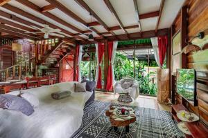 Private Villa with Pool & Heated Jacuzzi, AC, Jungle Garden Near Amenities & Beach في Talamanca: غرفة معيشة بها أريكة وطاولة