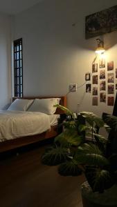 En eller flere senge i et værelse på Mật Ong HOUSE + 13 billeder