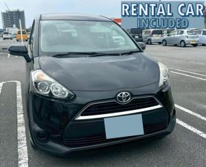 um carro preto estacionado num parque de estacionamento em Sunstone Residence 2F - Free Rental Car included! em Ginowan