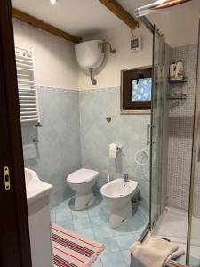 un baño con inodoro y lavabo en Green Cottage, en Casal Palocco 9 fotos más