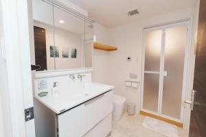 Et badeværelse på Sunstone Residence 2F - Free Rental Car included! + 38 billeder