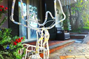 una scultura in metallo di una sedia davanti a una casa di Villa Eterna Mungibeddu a Paterno