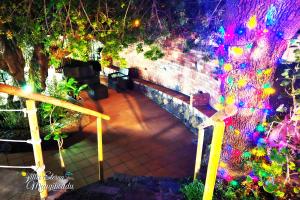 una scala con luci su un muro di mattoni di Villa Eterna Mungibeddu a Paterno Altre 42 foto