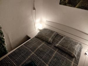 Bett in einem Zimmer mit Licht in der Unterkunft Au cœur des Roches in Saint-Paul + 13 Fotos