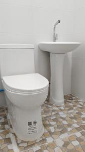 un bagno con un water bianco e un lavandino di Country House a Ban Nong Chaeng