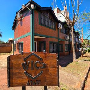 een bord voor een gebouw bij Cómodo Dúplex en Puerto Iguazú in Puerto Iguazú