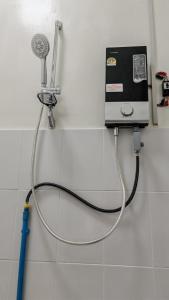 una macchina con un tubo collegato a una parete di Country House a Ban Nong Chaeng