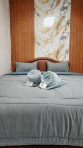 un letto con due asciugamani sopra di Country House a Ban Nong Chaeng