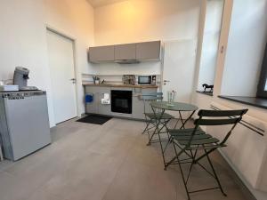Una cocina con una mesa y sillas en una habitación. en Impasse gaz 001, en Toul