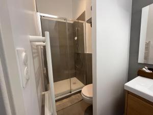 Un baño con ducha, inodoro y lavabo. en Impasse gaz 001, en Toul